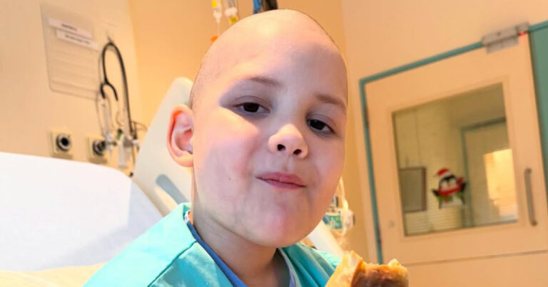 Con un doble trasplante de médula en Singapur, un chico argentino venció la leucemia