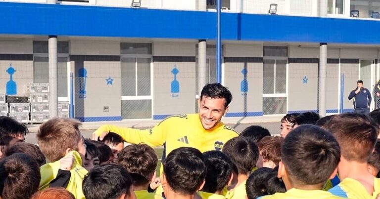 Video: el tierno momento de Paredes y Merentiel con los chicos de Boca Predio