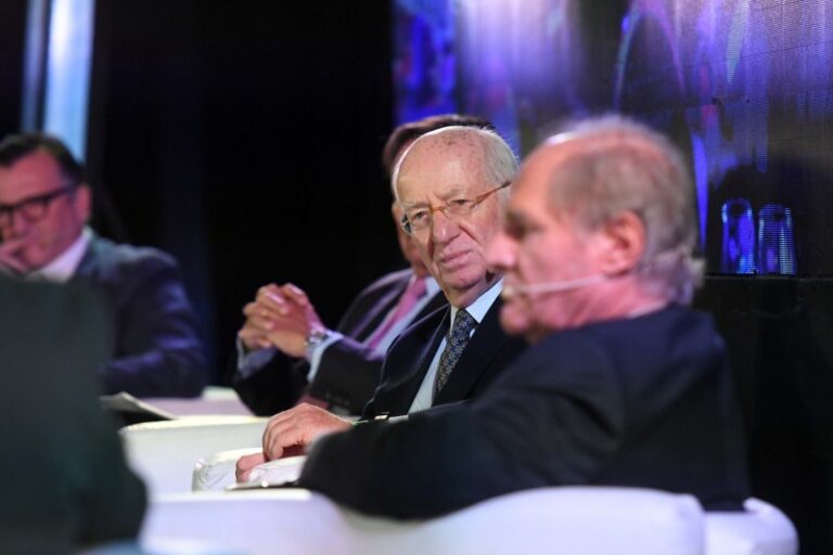 El establishment se divide ante el escándalo de las coimas que golpea a los Milei