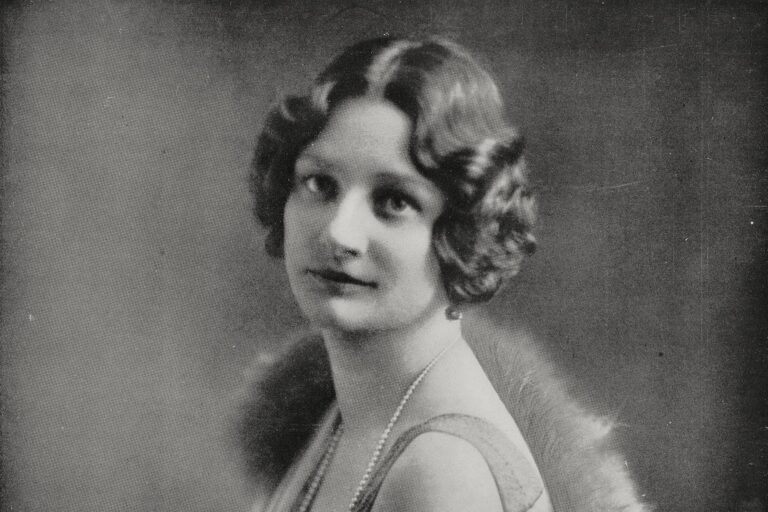 La historia de la corta vida de la reina que todo un pueblo amó y murió en un trágico accidente en los brazos de su marido