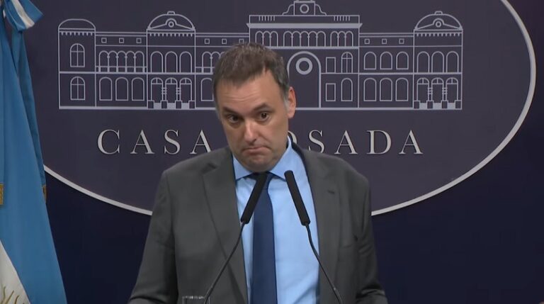 Coimas en la ANDis: apareció Adorni, batió fruta y se negó a responder preguntas