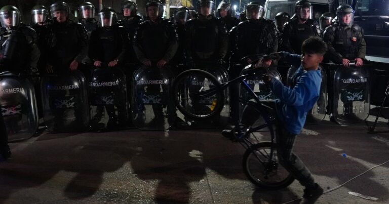 Con un mensaje por handy, Milei felicitó a las fuerzas de seguridad por el acto de LLA en Moreno: «El mejor operativo de la historia»