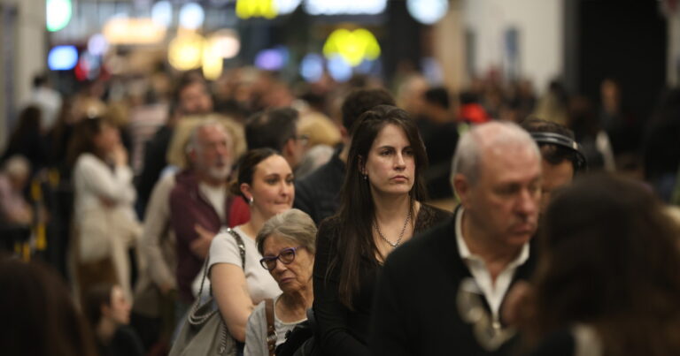 Fallas en los pasaportes: largas filas en Aeroparque y una tensa espera entre los viajeros