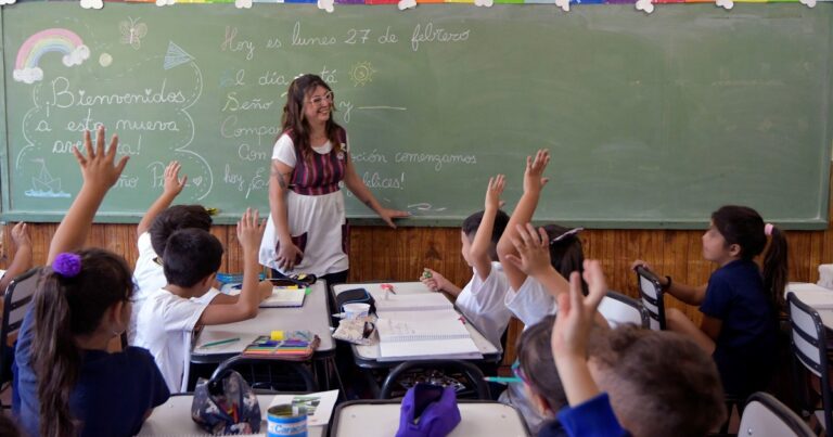 Día del Maestro: el salario docente hoy rinde menos que en 2005, cuando se sancionó una ley para mejorarlo