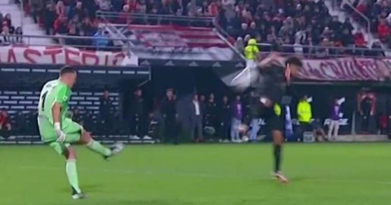 Video: el blooper de Armani ante Estudiantes que terminó salvando el VAR