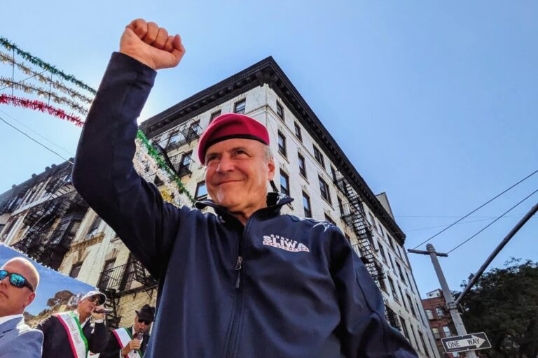 Elecciones en Nueva York: qué significa la boina roja de Curtis Sliwa y por qué siempre la usa?