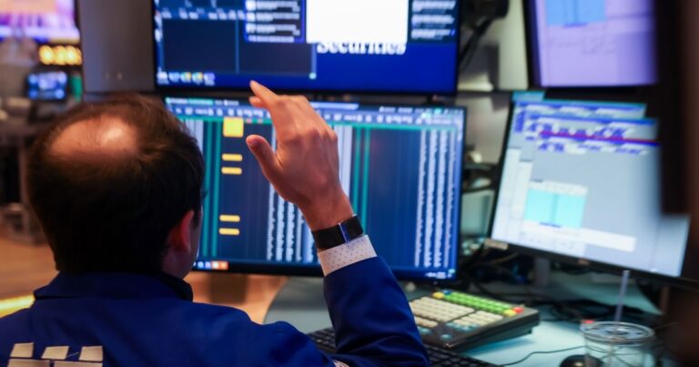 Efecto «Trump»: el riesgo país cae por debajo de los 1.000 puntos y el dólar vuelve al nivel previo a las elecciones