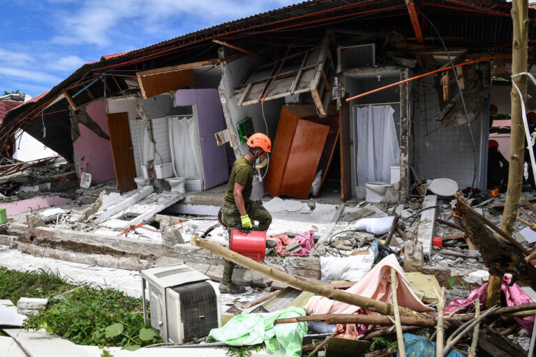 Hay 69 muertos por un terremoto en Filipinas