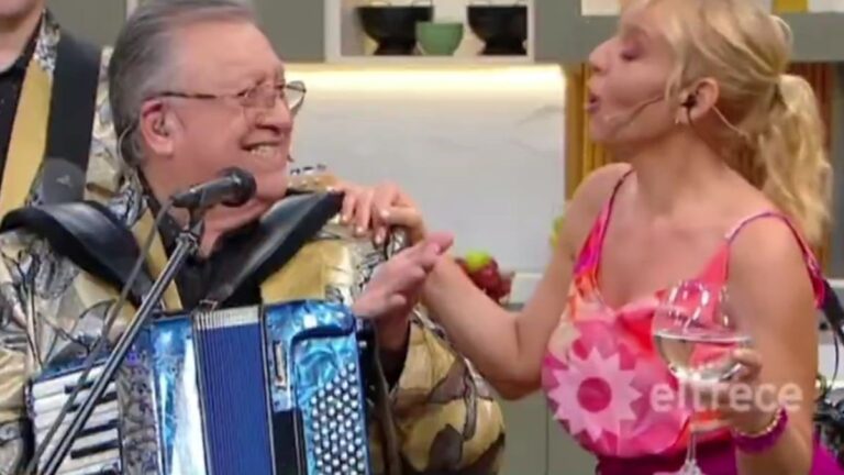 El picante momento en vivo de Jimena Monteverde con Los Palmeras: «Me dan la cola?»