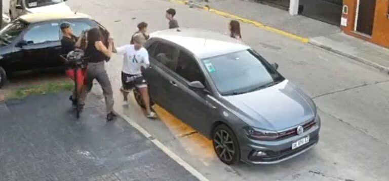 Violento asalto en Quilmes: cuatro jóvenes le robaron el auto a dos mujeres en 30 segundos