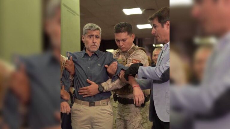 «Como 10 mil ‘magic clicks’ al mismo tiempo»: el ministro de Seguridad de Córdoba probó los guantes eléctricos