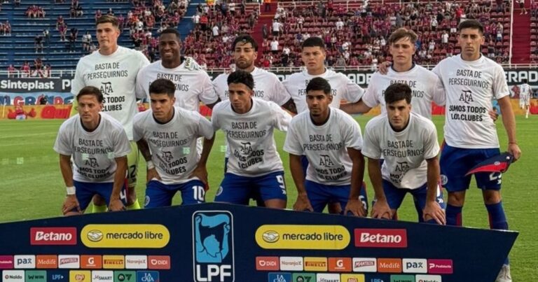 San Lorenzo e Instituto salieron con una remera en apoyo a la AFA y los hinchas insultaron a Chiqui Tapia