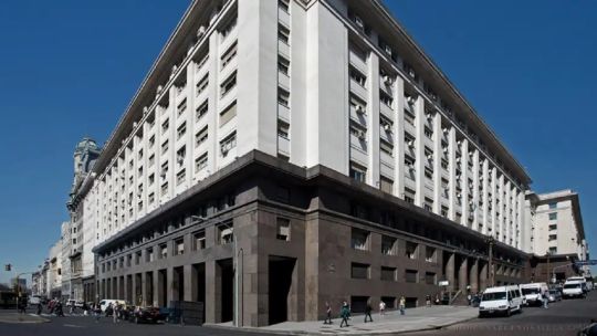 La recaudación de impuestos en febrero cayó 9% real y acumuló 7 meses consecutivos de bajas