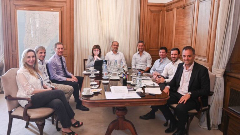 En medio de las polémicas, el Gobierno reagrupó a su mesa política para ordenar la estrategia