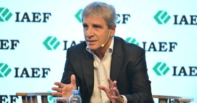 Caputo descartó otra toma de deuda y admitió un retroceso en la lucha contra la inflación: «No puedo forzar a la gente a tener pesos en el bolsillo»