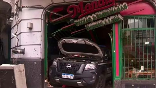 Vehículo policial incrustado en el interior de una pizzería tras choque en el barrio de Constitución, Ciudad de Buenos Aires.