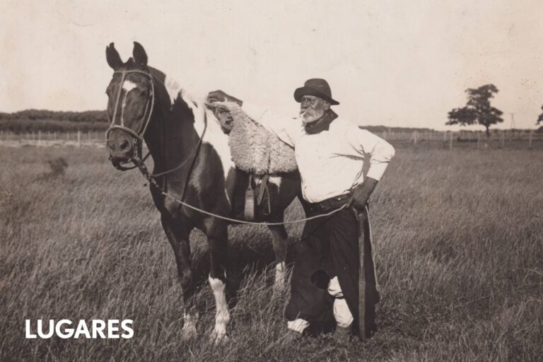 Fotografía en blanco y negro de un gaucho en la pampa, evocando la figura de Don Segundo Sombra.