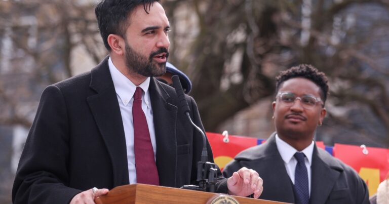 Nueva York acelera construcción de viviendas sociales en terrenos públicos