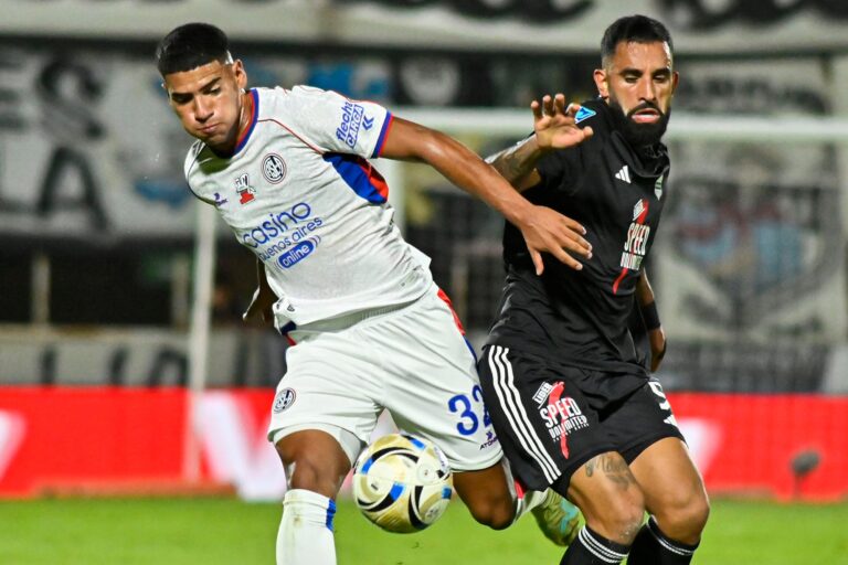 San Lorenzo empata con Riestra en el debut de Gustavo Álvarez