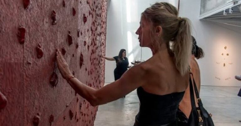 Obra de la exposición 'Anatomía de un mundo frágil' de Paloma Mejía en la galería OdA