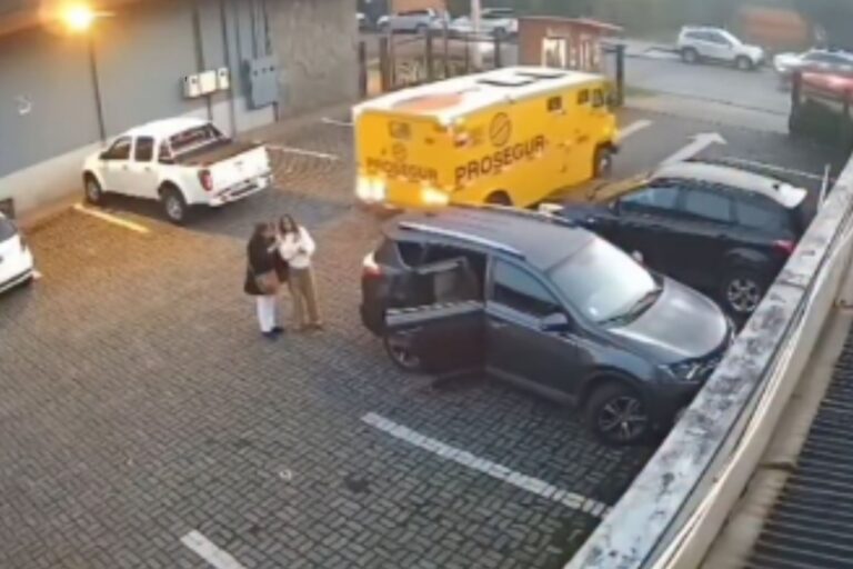 Ilustración de un camión de caudales en un estacionamiento, con referencia al accidente ocurrido en Pucón, Chile.