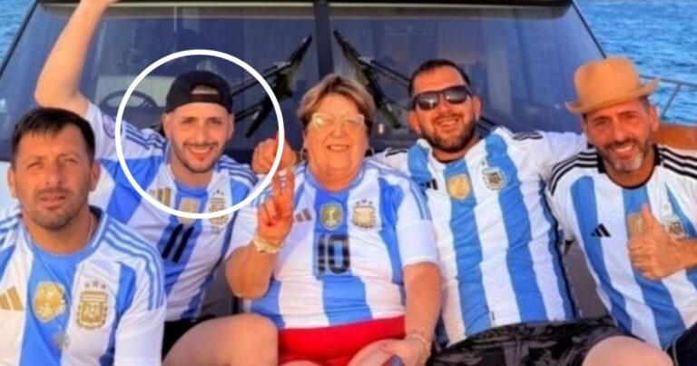 Documentos judiciales con órdenes de pago de la AFA sobre un escritorio.