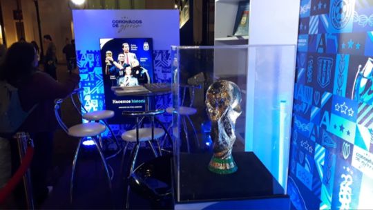 Stand de la AFA en la Feria del Libro con el trofeo de la Copa del Mundo 2022
