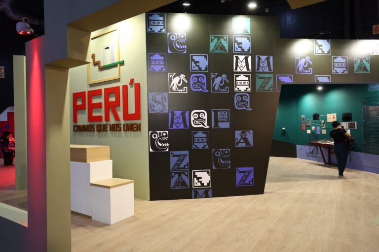 Escenario de la Feria del Libro de Buenos Aires con libros y asistentes