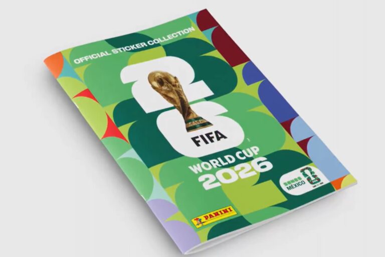 Álbum y sobres de figuritas Panini de la Copa del Mundo 2026 sobre una bandera argentina.