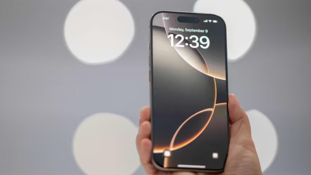 Ilustración de un teléfono iPhone con un símbolo de advertencia sobre un fondo digital, representando el riesgo de seguridad.