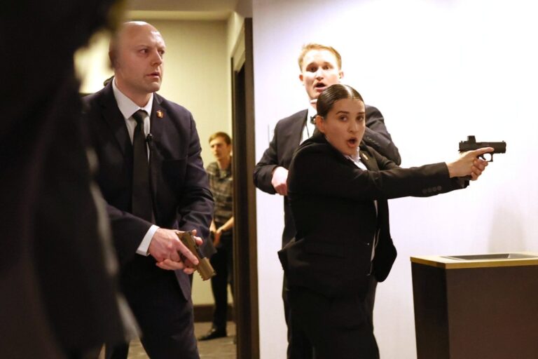 Personas evacuando un evento en Washington tras un incidente de seguridad