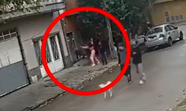 Imagen referencial de la fachada de una escuela y presencia policial en la vía pública.