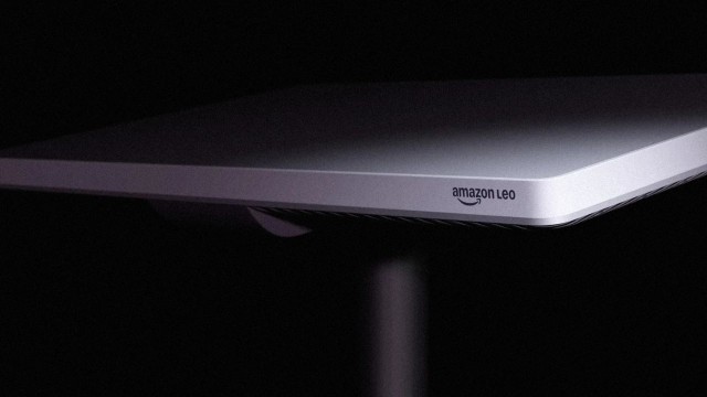 Ilustración de satélites en órbita terrestre representando la competencia en Internet satelital entre Amazon y Starlink.
