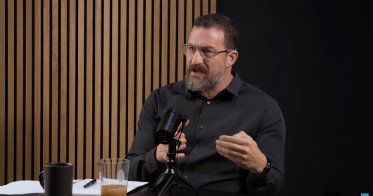 Andrew Huberman, neurocientífico de Stanford, durante una charla o entrevista.