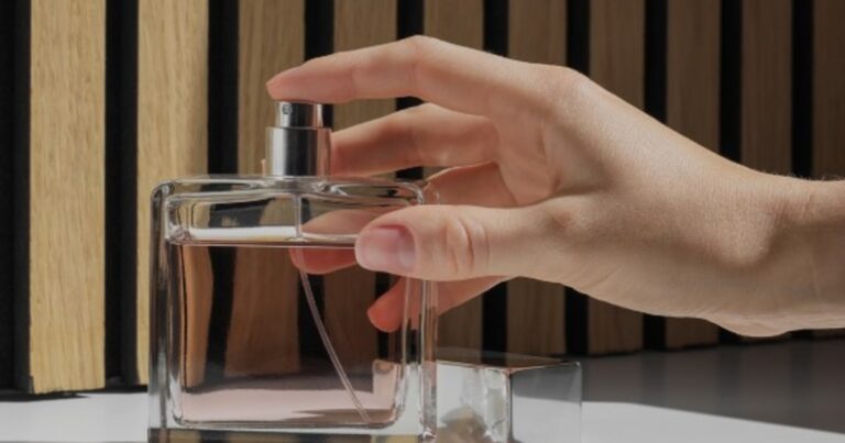 Imagen ilustrativa de un frasco de perfume con el logo de la ANMAT superpuesto.