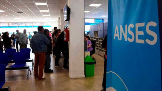 Calendario de pagos de ANSES sobre un fondo con símbolos de Argentina