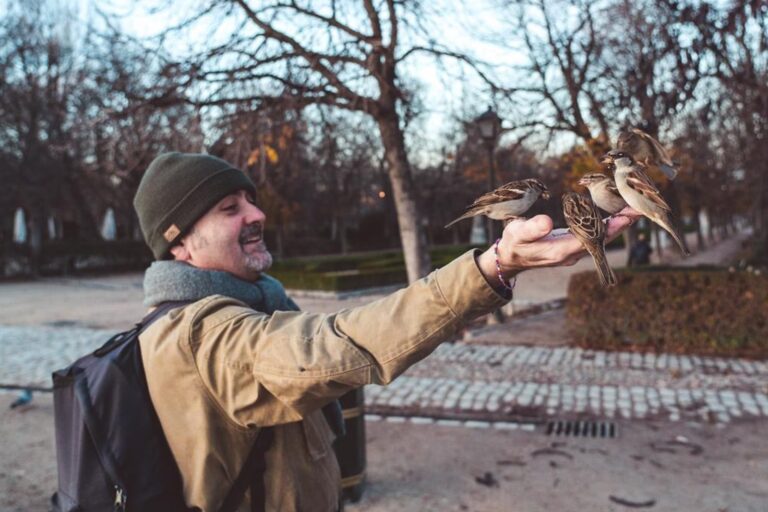 Antonello Dellanotte, fotógrafo, posa con su cámara en el Parque del Retiro de Madrid.