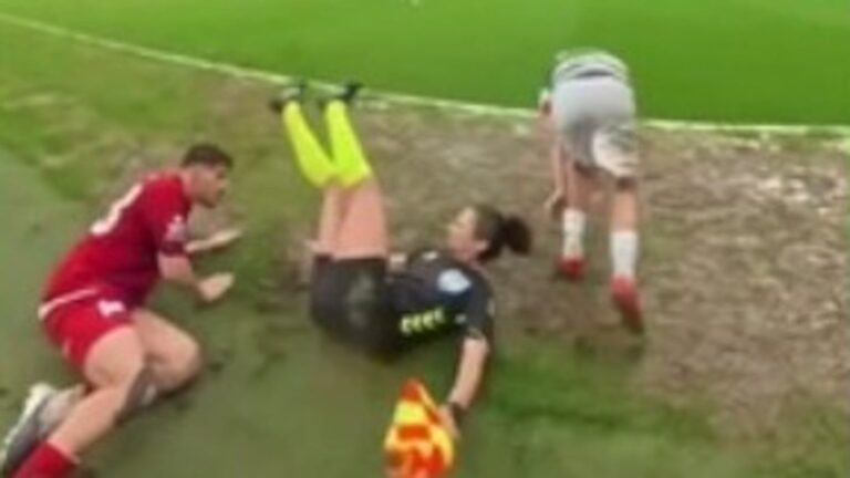 La árbitra asistente Esra Arıkboga en el suelo del campo tras un choque entre jugadores en un partido de fútbol en Turquía.