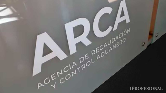 Ilustración de una pantalla de computadora mostrando un correo electrónico fraudulento con un sello de advertencia.