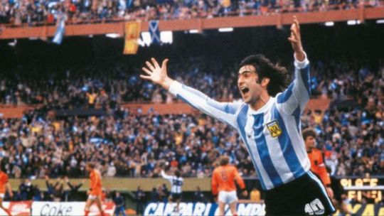 Jugadores de la Selección Argentina celebrando el título mundial de 1978 en el campo de juego del Estadio Monumental.