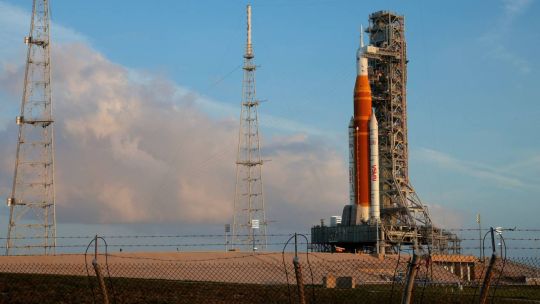 Cohete Space Launch System de la misión Artemis II en la plataforma de lanzamiento del Centro Espacial Kennedy