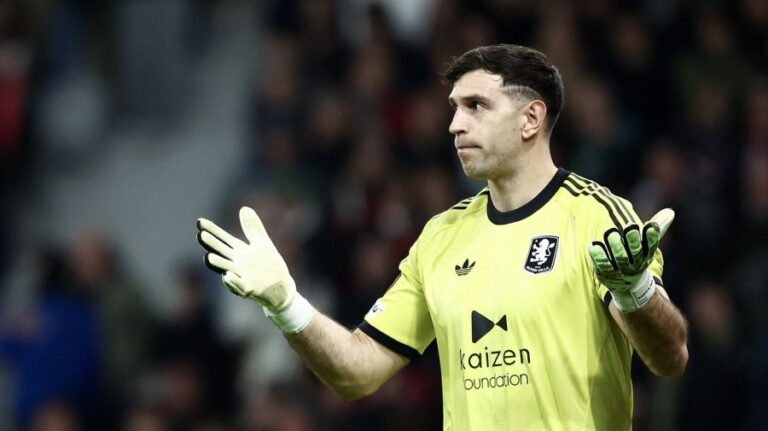 Emiliano Martínez durante un partido de la Europa League con la camiseta del Aston Villa