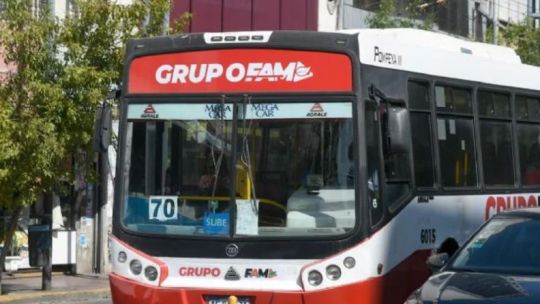 Colectivo interurbano detenido en la ruta 60, norte de Córdoba, durante el paro de AOITA