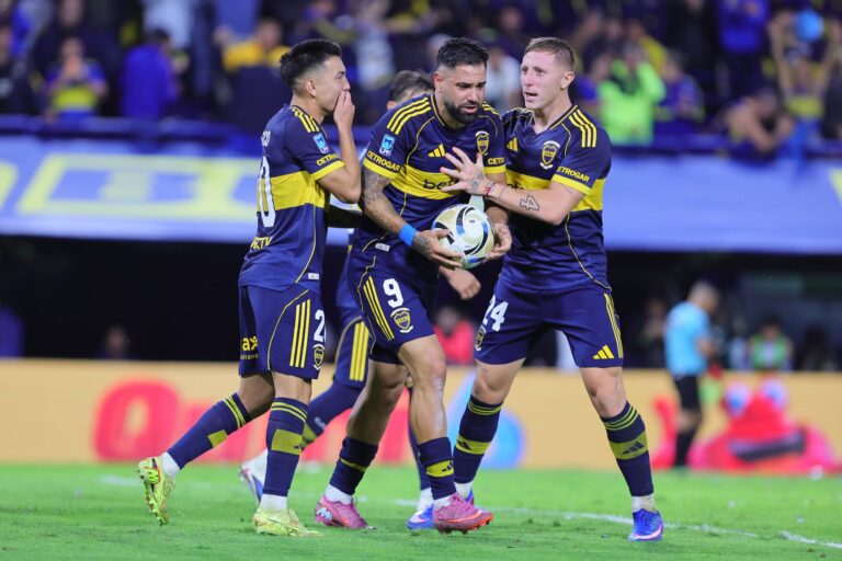 El árbitro Andrés Merlos revisa la jugada en el monitor del VAR durante Boca vs Independiente.