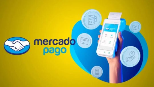 Gráfico de barras mostrando el aumento de la tasa de morosidad en Argentina, con un teléfono móvil mostrando una aplicación de finanzas.