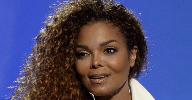 Fotografía de Janet Jackson y Michael Jackson en un evento público.