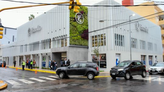 Fachada renovada de la Casa Matriz del Banco de Corrientes en la capital provincial.