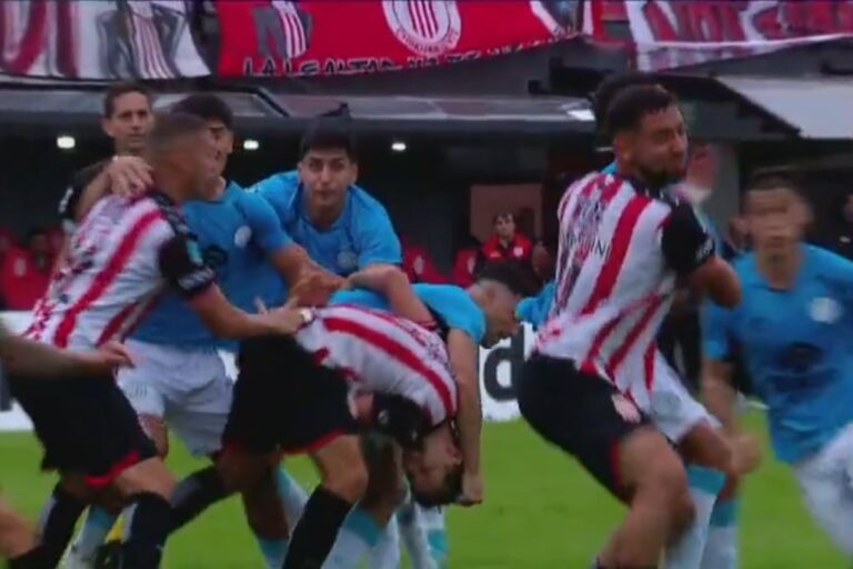 Acción del partido entre Barracas Central y Belgrano en el estadio Claudio Chiqui Tapia.