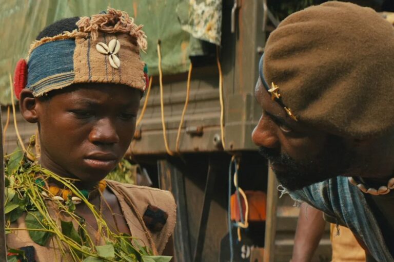 Póster de la película Beasts of No Nation, con los actores Idris Elba y Abraham Attah.
