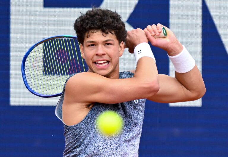 Ben Shelton celebra con el trofeo del ATP 500 de Múnich 2025